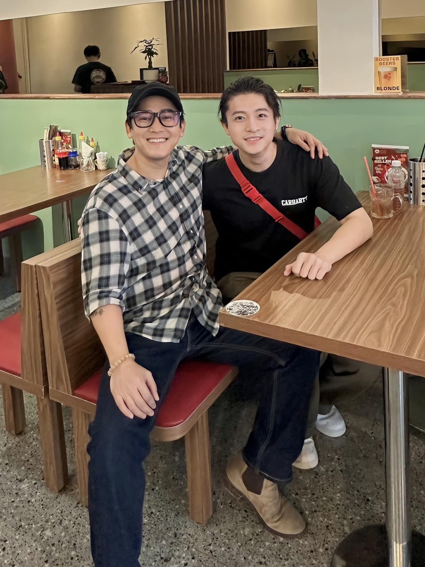 Sao Việt 22/7: Hứa Vĩ Văn hội ngộ trai đẹp Harry Lu, Hoa hậu H'Hen Niê ăn mặc giản dị lên rẫy xem cà phê - Ảnh 1.