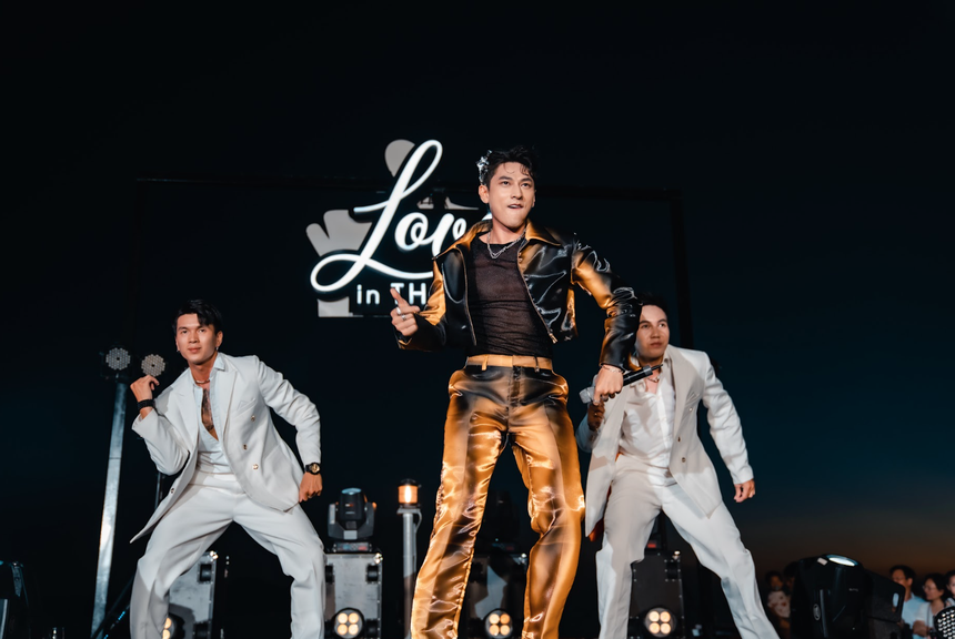 Isaac off fan 13 năm ngay trên sân khấu giữa vịnh Hạ Long - Ảnh 3.