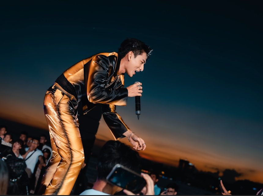 Isaac off fan 13 năm ngay trên sân khấu giữa vịnh Hạ Long - Ảnh 2.