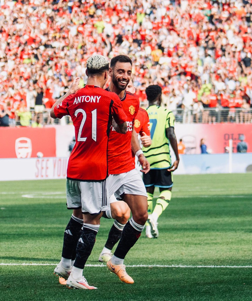 Bruno Fernandes lập siêu phẩm, MU hạ gục Arsenal 'tâm phục khẩu phục' trên đất Mỹ - Ảnh 2. Bruno Fernandes lập siêu phẩm, MU hạ gục Arsenal 'tâm phục khẩu phục' trên đất Mỹ - Ảnh 2.