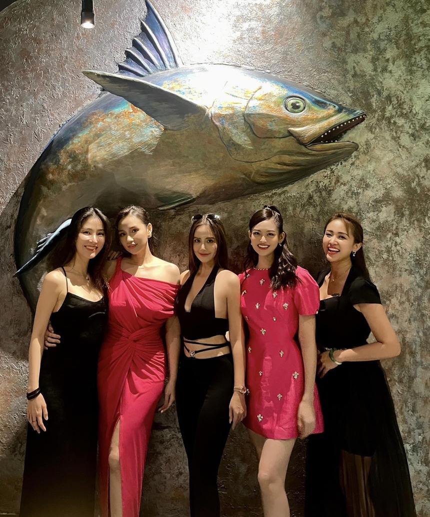 Sao Việt 22/7: Hứa Vĩ Văn hội ngộ trai đẹp Harry Lu, Hoa hậu H'Hen Niê ăn mặc giản dị lên rẫy xem cà phê - Ảnh 4.