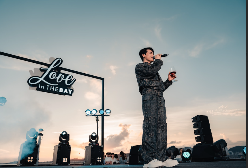 Isaac off fan 13 năm ngay trên sân khấu giữa vịnh Hạ Long - Ảnh 1.