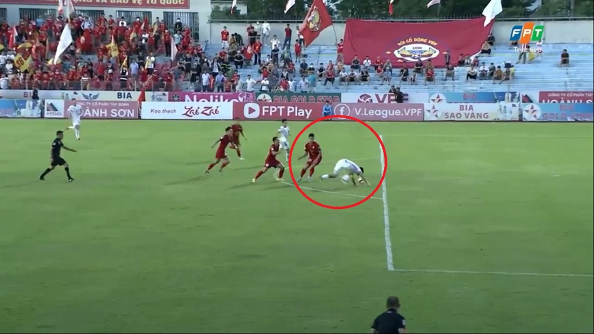 Văn Quyết trở lại sau án treo giò rồi ghi bàn đầy tranh cãi trong trận gặp Hà Tĩnh - Ảnh 3.