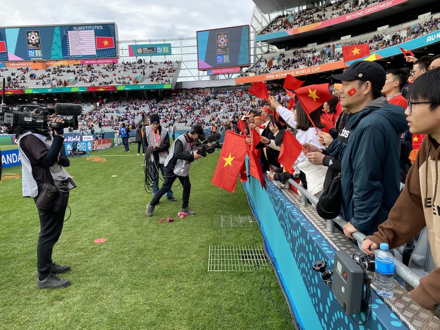 CĐV Việt Nam khuấy động bầu không khí, chờ đợi khoảnh khắc lịch sử của thầy trò HLV Mai Đức Chung - Ảnh 7.