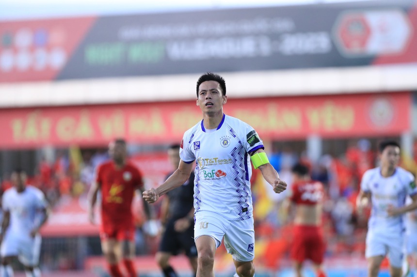 Văn Quyết trở lại sau án treo giò rồi ghi bàn đầy tranh cãi trong trận gặp Hà Tĩnh - Ảnh 4.