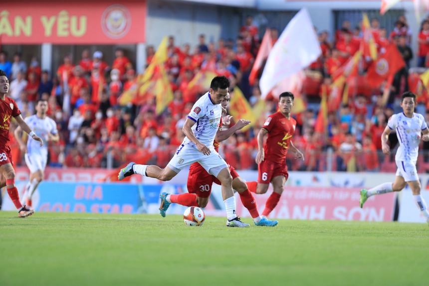 Văn Quyết trở lại sau án treo giò rồi ghi bàn đầy tranh cãi trong trận gặp Hà Tĩnh - Ảnh 2.