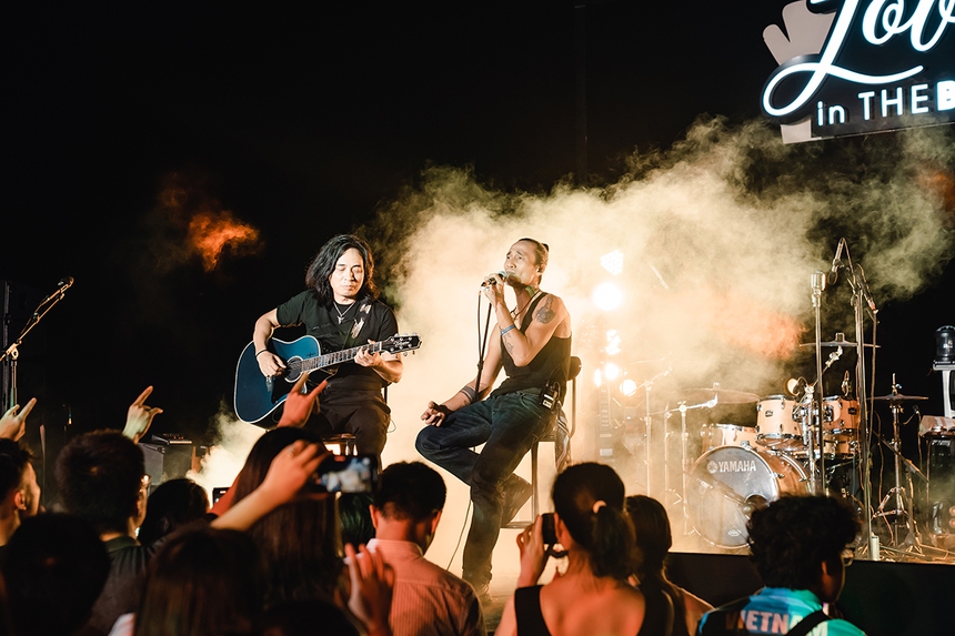 Guitarist Trần Tuấn Hùng cùng con trai "Trở về Bông hồng thuỷ tinh" - Ảnh 2.