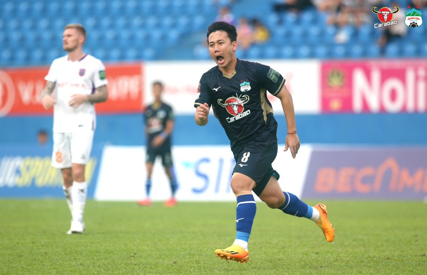 Chơi thiếu người vì thẻ đỏ, HAGL vẫn đẩy Bình Dương vào cửa "tử" - Ảnh 1.