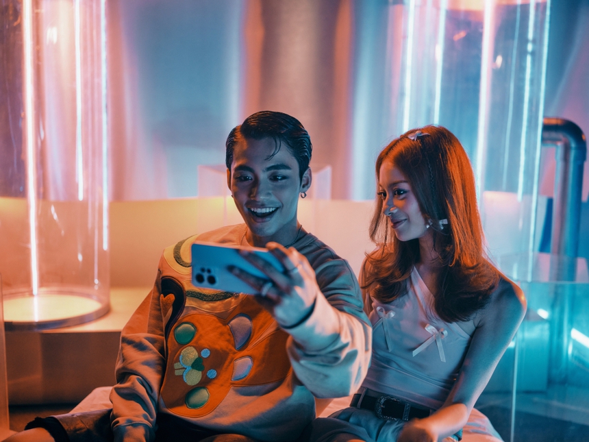 MONO tung ảnh hậu trường MV "Em Là", nhan sắc chấp mọi phong cách - Ảnh 2. MONO tung ảnh hậu trường MV "Em Là", nhan sắc chấp mọi phong cách - Ảnh 2.