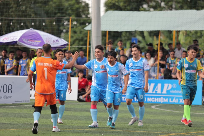 Cựu tuyển thủ Việt Nam thắng nhọc ở sân chơi phong trào - Ảnh 1.