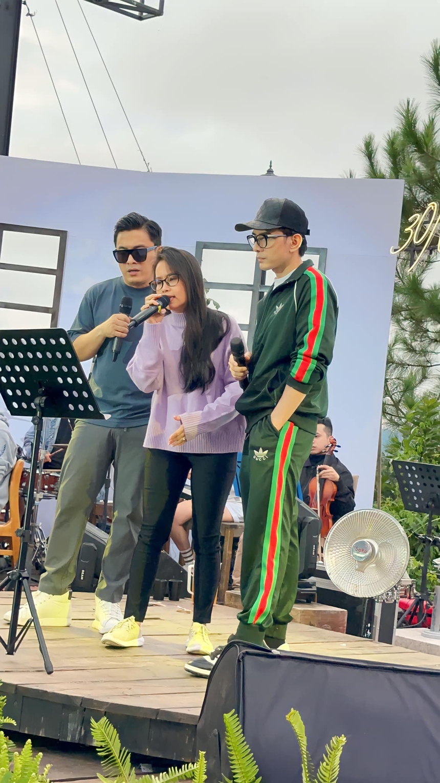 Sao Việt 24/7: Cẩm Ly tập hát cùng hội bạn thân, Quỳnh Nga tự tin khoe mặt mộc đẹp 'miễn chê' - Ảnh 1.