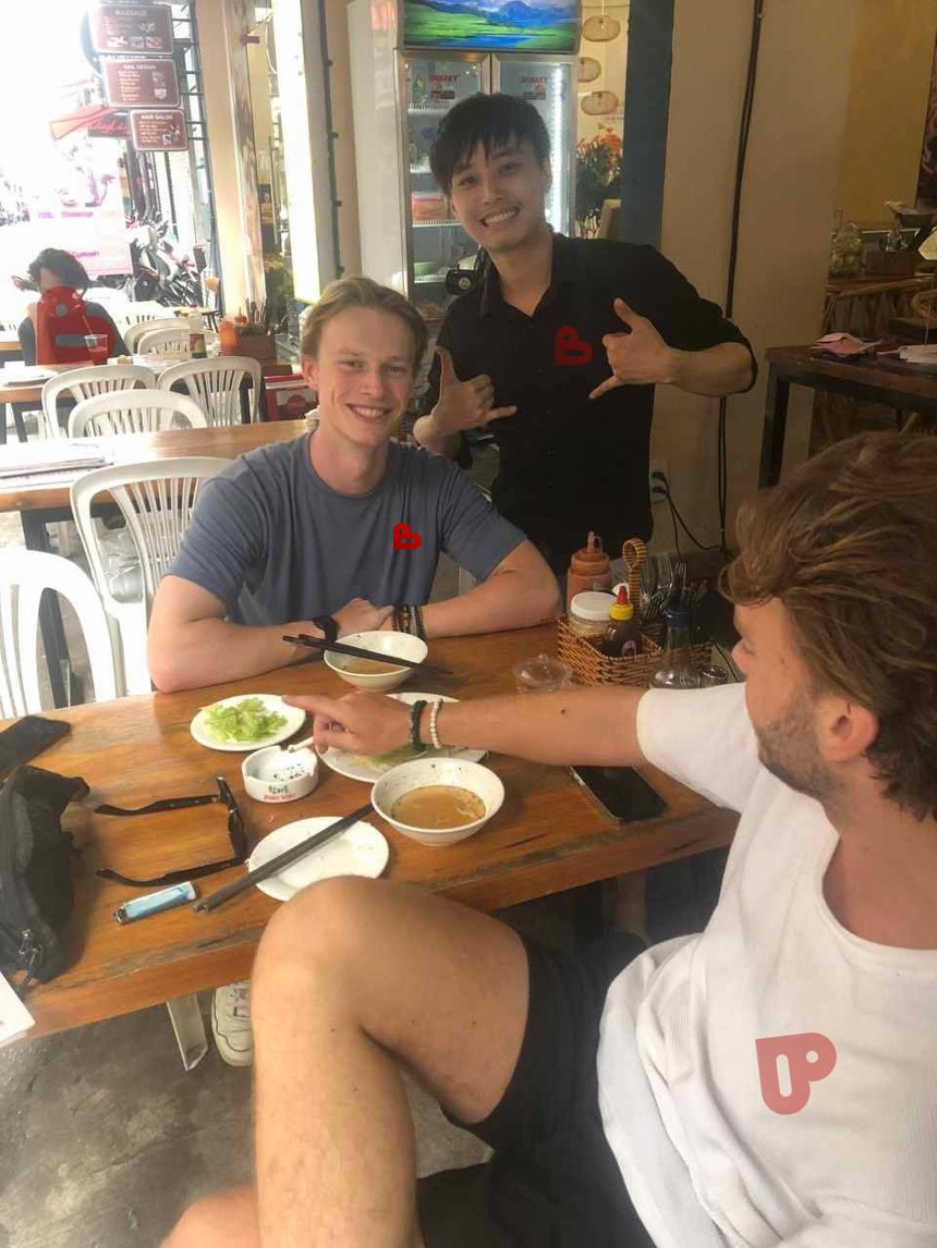 Giật mình Frenkie De Jong đi ăn bún chả tại Việt Nam, fan nghi ngờ là 'hàng pha ke' - Ảnh 2.