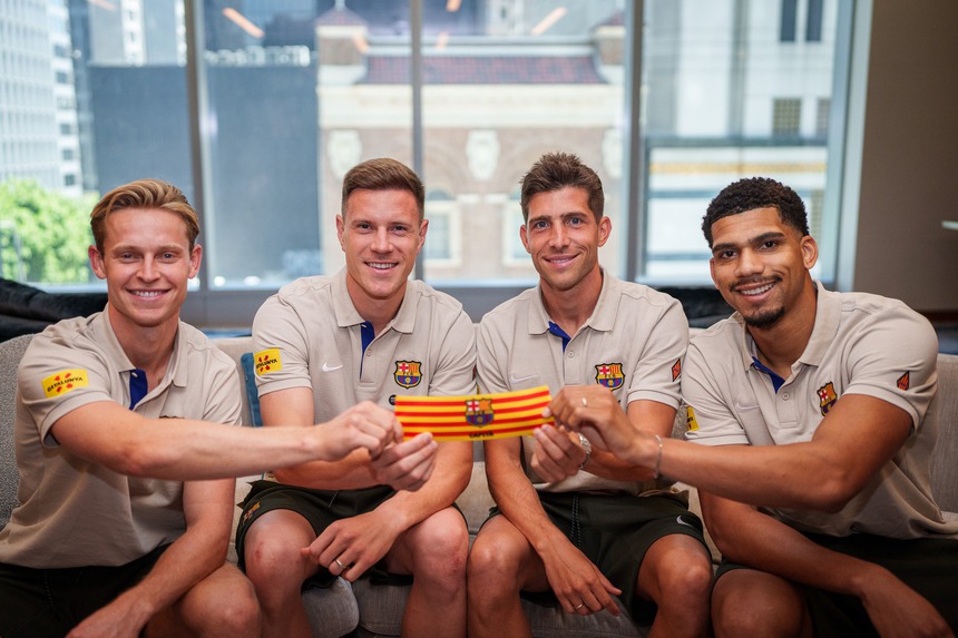 Giật mình Frenkie De Jong đi ăn bún chả tại Việt Nam, fan nghi ngờ là 'hàng pha ke' - Ảnh 3.