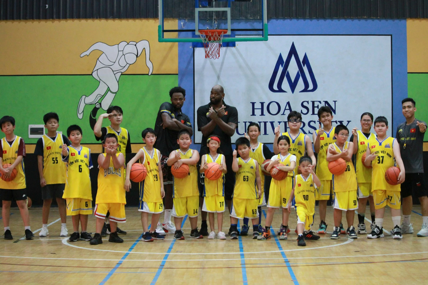 Ươm mầm đam mê bóng rổ cho cầu thủ nhí - Ảnh 1.