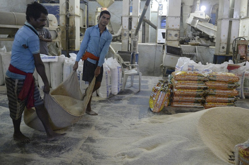 Người châu Á tại Mỹ xếp hàng mua gạo dự trữ - Ảnh 1.