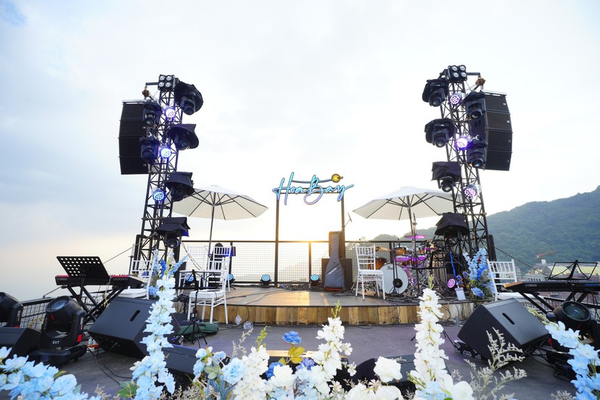 Show ca nhạc 'Hoa bay' quy tụ dàn sao nổi tiếng tại Tam Đảo - Ảnh 1. Show ca nhạc 'Hoa bay' quy tụ dàn sao nổi tiếng tại Tam Đảo - Ảnh 1.