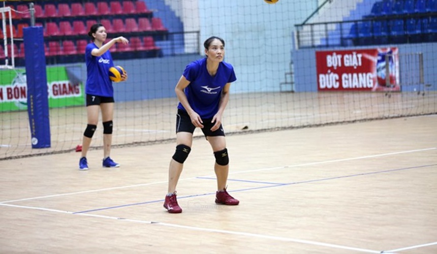 Nguyễn Thị Xuân thi đấu cho Hóa Chất Đức Giang ở vòng 2 giải vô địch bóng chuyền Việt Nam 2023 khi đã ở tuổi 37