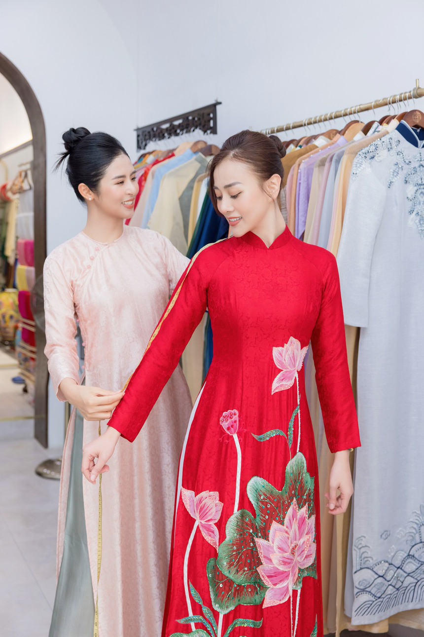 Hé lộ loạt ảnh mẹ Shark Bình đưa Phương Oanh đi thử áo dài chuẩn bị cho ngày cưới - Ảnh 4.
