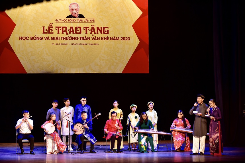 Trao học bổng và giải thưởng Trần Văn Khê: Một di nguyện được thực hiện - Ảnh 3. Trao học bổng và giải thưởng Trần Văn Khê: Một di nguyện được thực hiện - Ảnh 3.