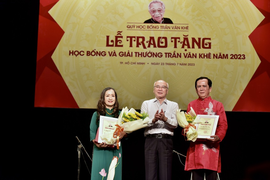 Trao học bổng và giải thưởng Trần Văn Khê: Một di nguyện được thực hiện - Ảnh 1. Trao học bổng và giải thưởng Trần Văn Khê: Một di nguyện được thực hiện - Ảnh 1.