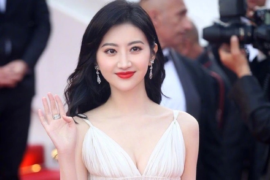 ‘Đệ nhất mỹ nữ Bắc Kinh’ Cảnh Điềm: Nhan sắc nổi bật nhưng vô duyên với phim điện ảnh - Ảnh 1.