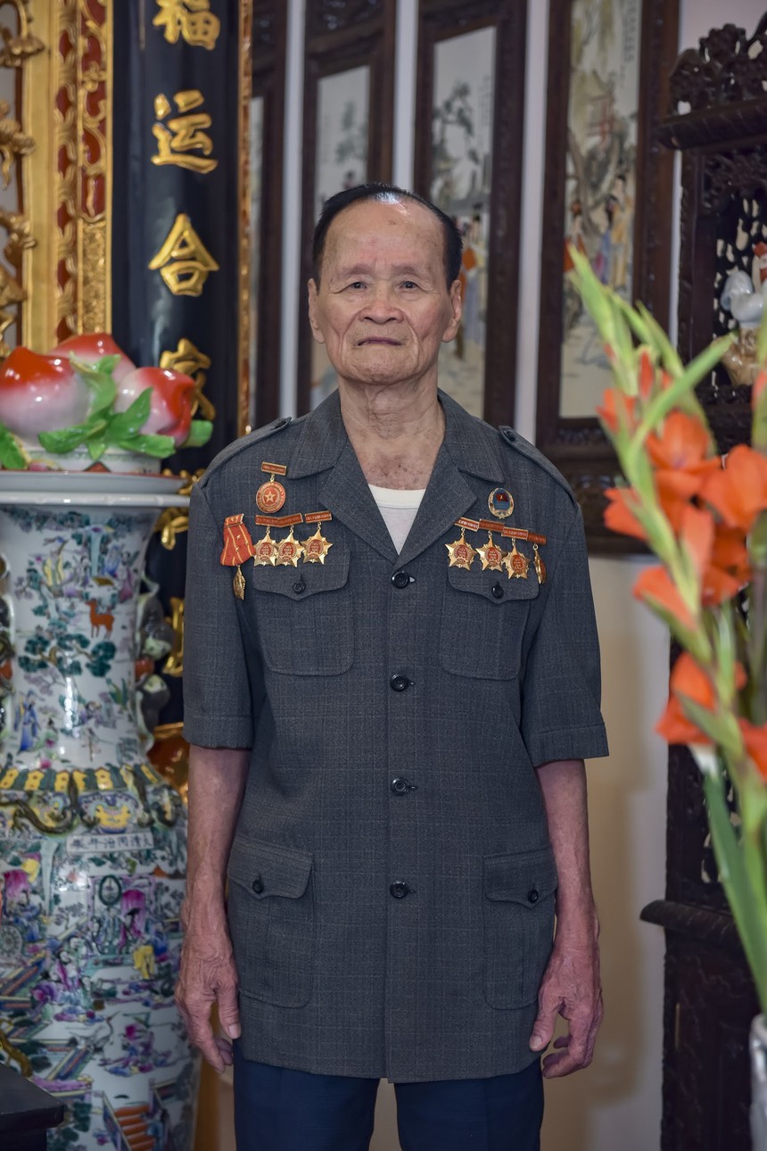 Trao tặng học bổng cho trường THCS mang tên Liệt sĩ Đặng Công Bỉnh - Ảnh 1.