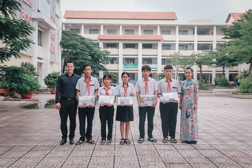 Trao tặng học bổng cho trường THCS mang tên Liệt sĩ Đặng Công Bỉnh - Ảnh 2.