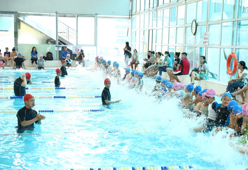 Sơ cấp cứu ban đầu đúng cách - Cơ hội sống cho trẻ đuối nước - Ảnh 2.