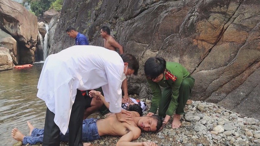 Sơ cấp cứu ban đầu đúng cách - Cơ hội sống cho trẻ đuối nước - Ảnh 3.