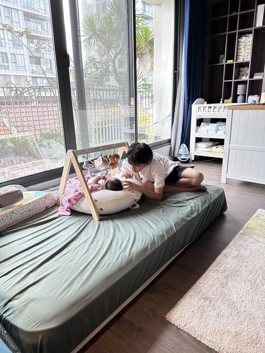 Sao Việt 25/7: Midu 'flex' body nóng bỏng, Quỳnh Thư ngầm khẳng định mình không 'chơi đồ' - Ảnh 4.