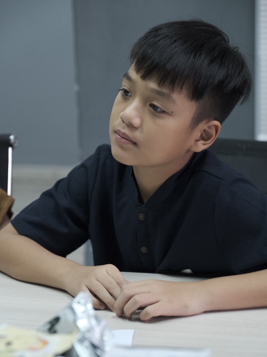 Phim điện ảnh 'Đất Rừng Phương Nam' hé lộ cảnh nhảy cầu đầy mạo hiểm của 'bé an' Hạo Khang - Ảnh 3.