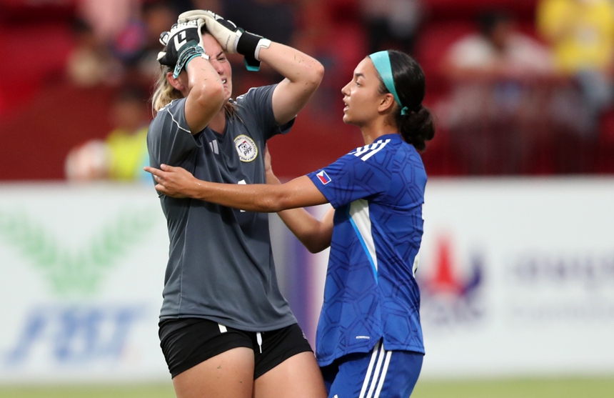 Thủ môn từng khóc vì sai lầm trước Việt Nam, thành người hùng của Philippines ở World Cup - Ảnh 5. Thủ môn từng khóc vì sai lầm trước Việt Nam, thành người hùng của Philippines ở World Cup - Ảnh 5.