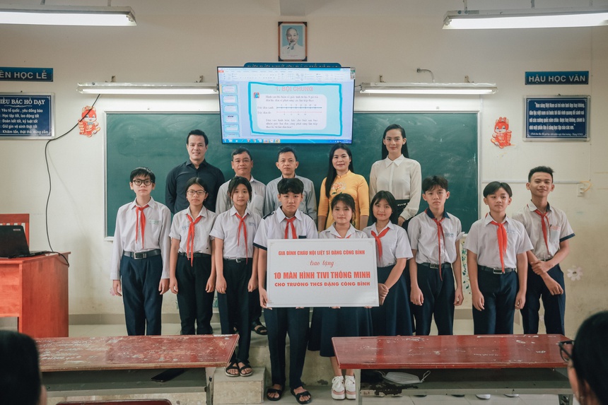 Trao tặng học bổng cho trường THCS mang tên Liệt sĩ Đặng Công Bỉnh - Ảnh 3.