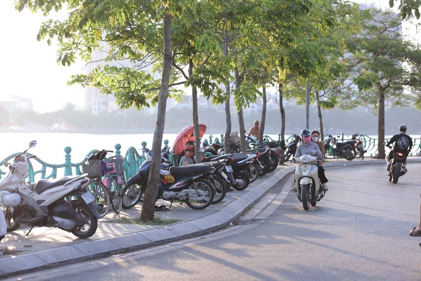 Người dân thủ đô đổ xô tắm bể bơi lớn nhất Hà Nội dưới cái nắng 39 độ C - Ảnh 2. Người dân thủ đô đổ xô tắm bể bơi lớn nhất Hà Nội dưới cái nắng 39 độ C - Ảnh 2.