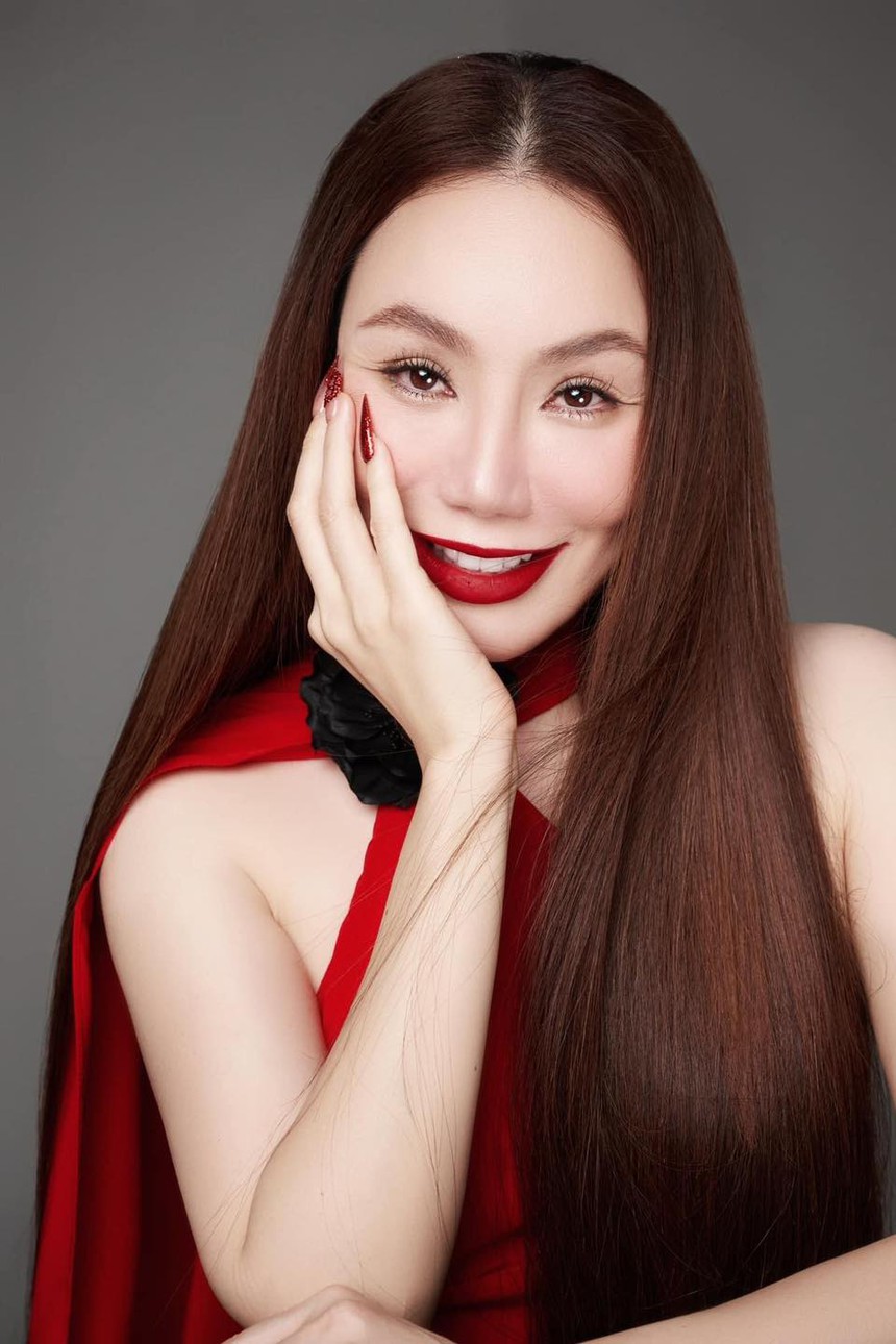 Hồ Quỳnh Hương tung loạt ảnh mới với nhan sắc lạ lẫm, dân mạng nổ ra nhiều ý kiến trái chiều - Ảnh 3. Hồ Quỳnh Hương tung loạt ảnh mới với nhan sắc lạ lẫm, dân mạng nổ ra nhiều ý kiến trái chiều - Ảnh 3.