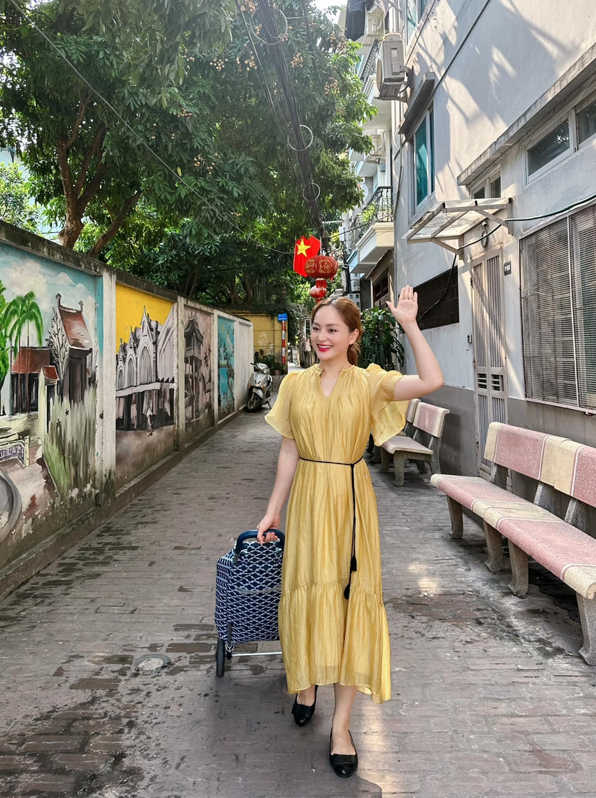 Sao Việt 26/7: Minh Hằng gặp gỡ hội bạn trước khi lâm bồn, Lona Kiều Loan khoe khéo thân hình nóng bỏng với bikini xuyên thấu - Ảnh 3.