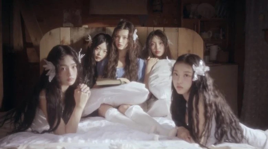 NewJeans tung MV 'ASAP', hóa thân thành tiên nữ huyền bí và mộng mơ - Ảnh 5. NewJeans tung MV 'ASAP', hóa thân thành tiên nữ huyền bí và mộng mơ - Ảnh 5.