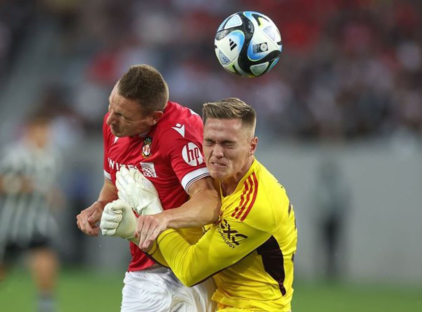 Thủ môn MU húc đối thủ 'thủng phổi', bị yêu cầu phải 'cách ly' với toàn đội Wrexham - Ảnh 2.