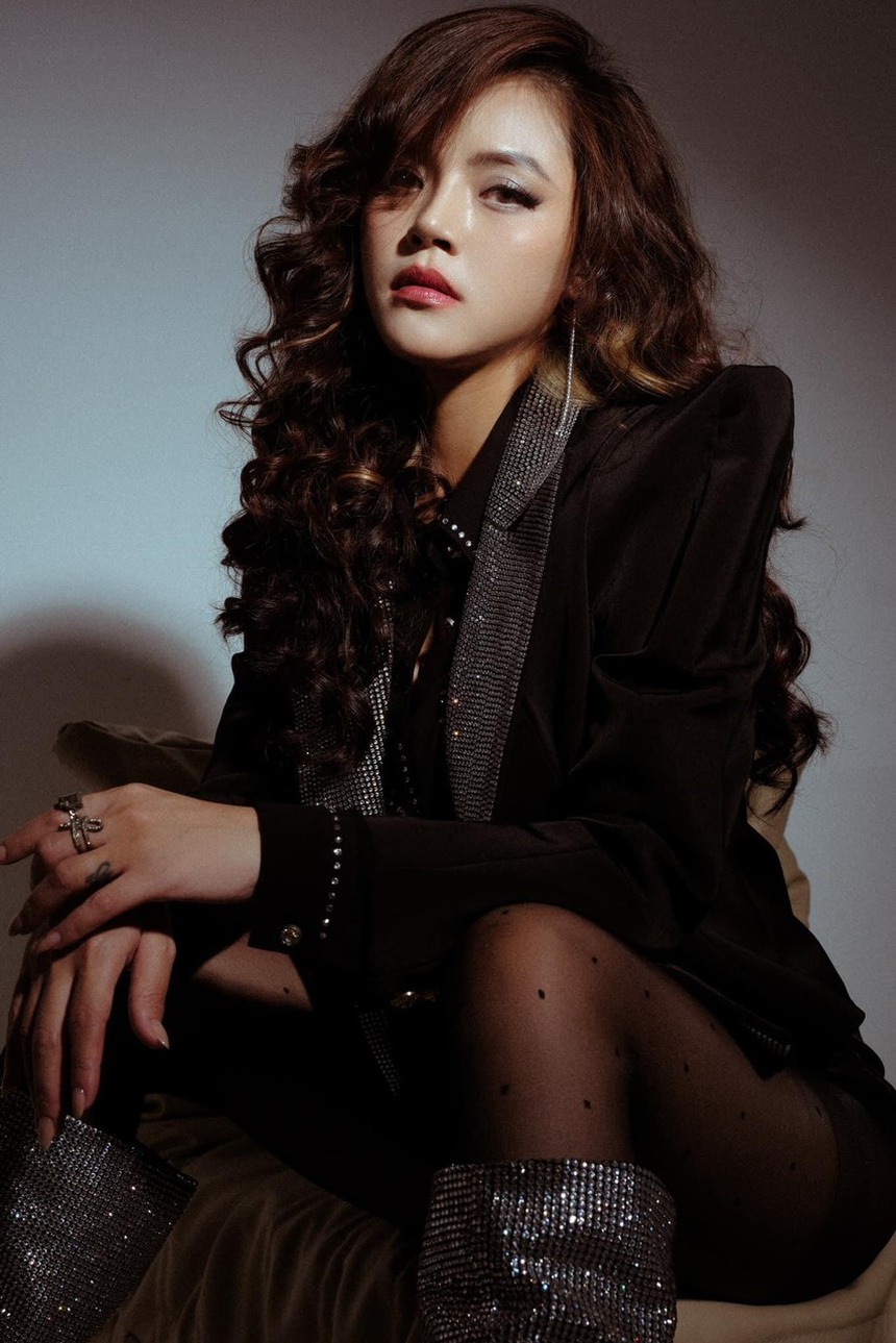 Sao Việt 26/7: Minh Hằng gặp gỡ hội bạn trước khi lâm bồn, Lona Kiều Loan khoe khéo thân hình nóng bỏng với bikini xuyên thấu - Ảnh 4.