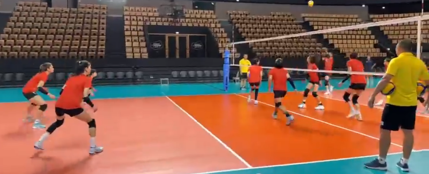 Tuyển bóng chuyền nữ Việt Nam tập luyện ngày 26/7 tại Pháp