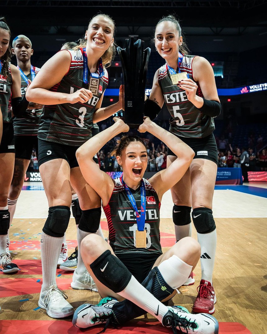 'Thiên thần bóng chuyền' cao 1m97 sở hữu 3 triệu fan sau khi vô địch thế giới, có 2 em gái cực xinh thi đấu cùng CLB - Ảnh 4.