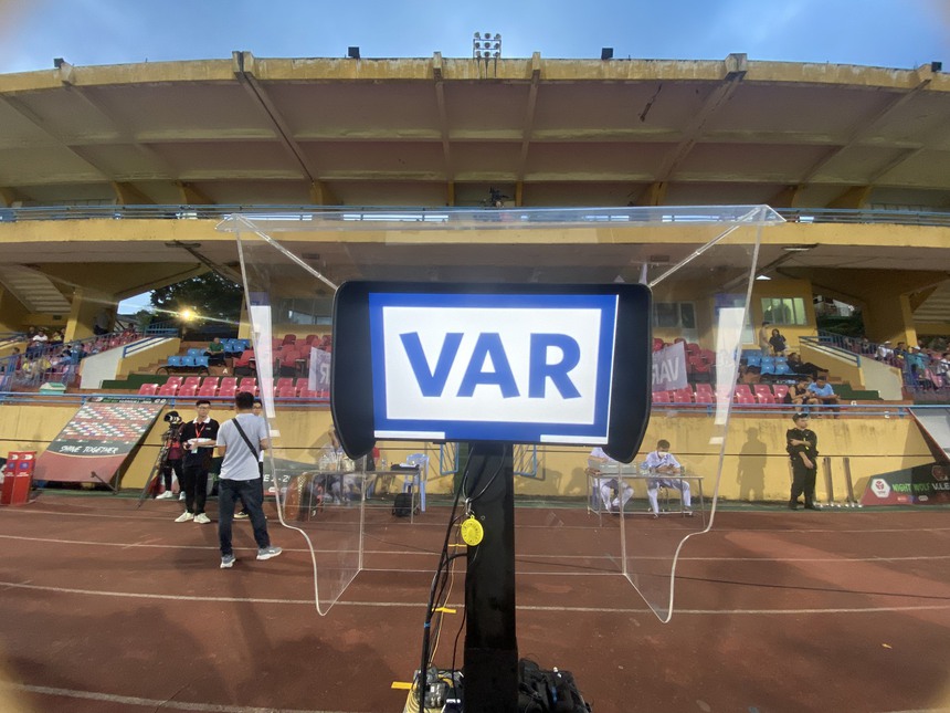 Tin nóng bóng đá Việt 7/12: Trợ lý SLNA nhận án phạt nặng, vòng 5 V-League chỉ có 2 trận dùng VAR - Ảnh 3. Tin nóng bóng đá Việt 7/12: Trợ lý SLNA nhận án phạt nặng, vòng 5 V-League chỉ có 2 trận dùng VAR - Ảnh 3.