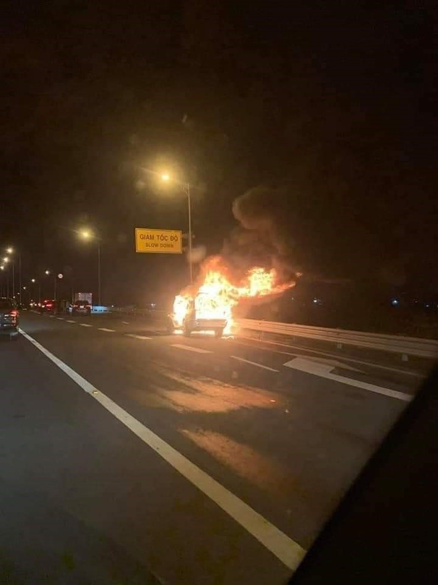 Xe Ranger Rover bốc cháy trên cao tốc Hải Phòng - Hạ Long, 3 người thoát nạn - Ảnh 1.
