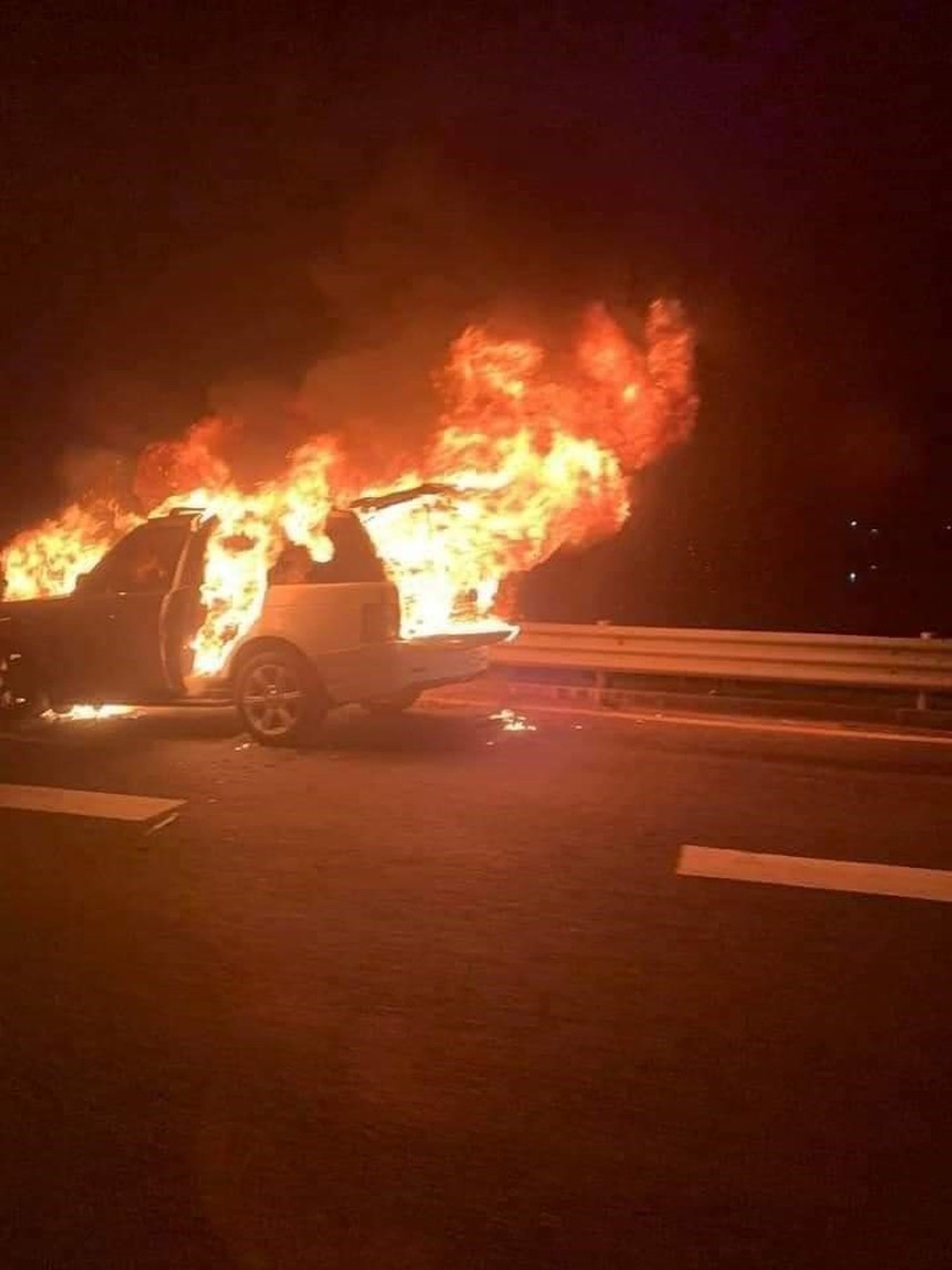 Xe Ranger Rover bốc cháy trên cao tốc Hải Phòng - Hạ Long, 3 người thoát nạn - Ảnh 2.