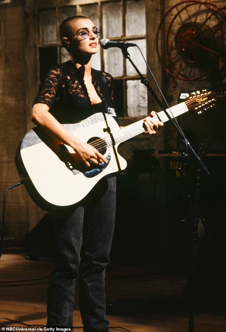 Sinéad O'Connor - Huyền thoại âm nhạc Ireland qua đời ở tuổi 56 sau nhiều năm chiến đấu với sức khỏe tâm thần - Ảnh 8. Sinéad O'Connor - Huyền thoại âm nhạc Ireland qua đời ở tuổi 56 sau nhiều năm chiến đấu với sức khỏe tâm thần - Ảnh 8.