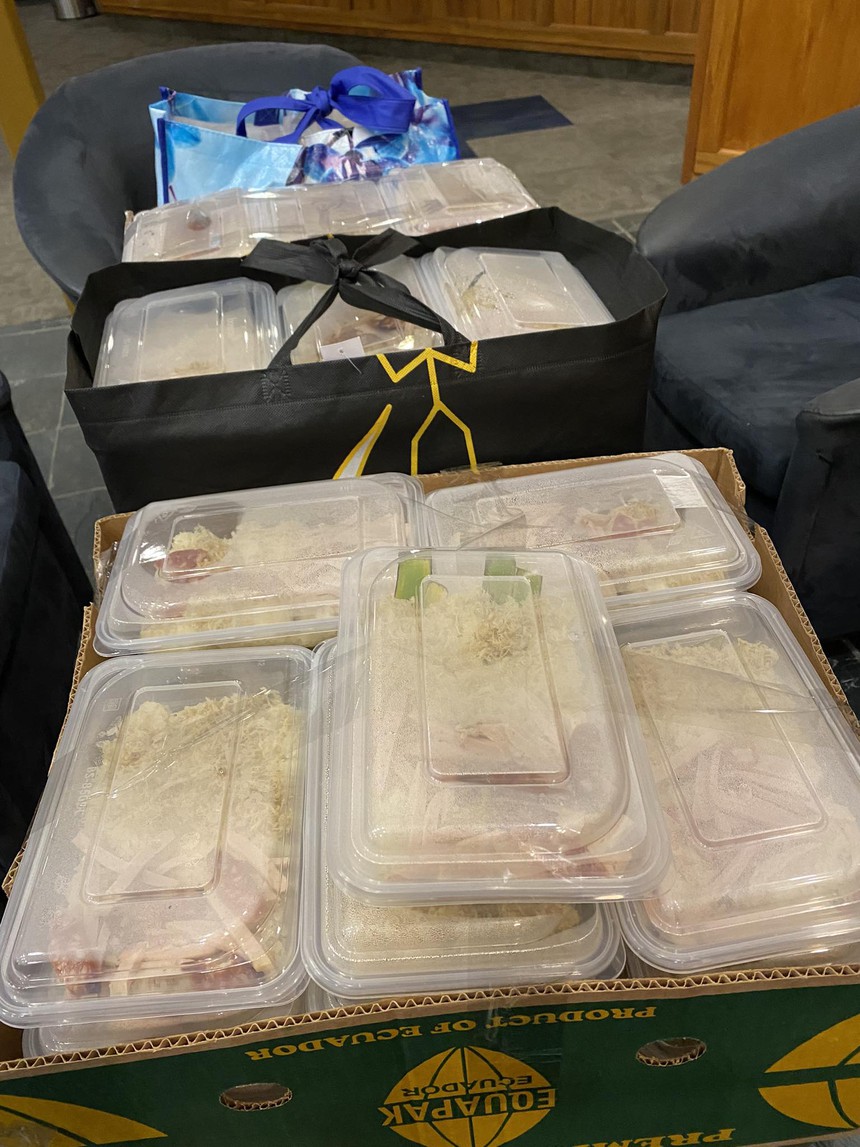 Xúc động tình cảm của người hâm mộ Việt Nam, mua miếng giữ nhiệt, mua xôi tặng cầu thủ - Ảnh 3.