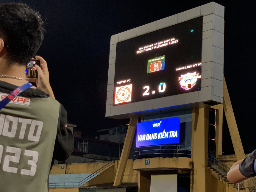 Hoàng Đức hồi hộp chờ đợi VAR công nhận bàn thắng, Viettel thắng 4-0 trong trận đấu bù giờ 16 phút - Ảnh 6.