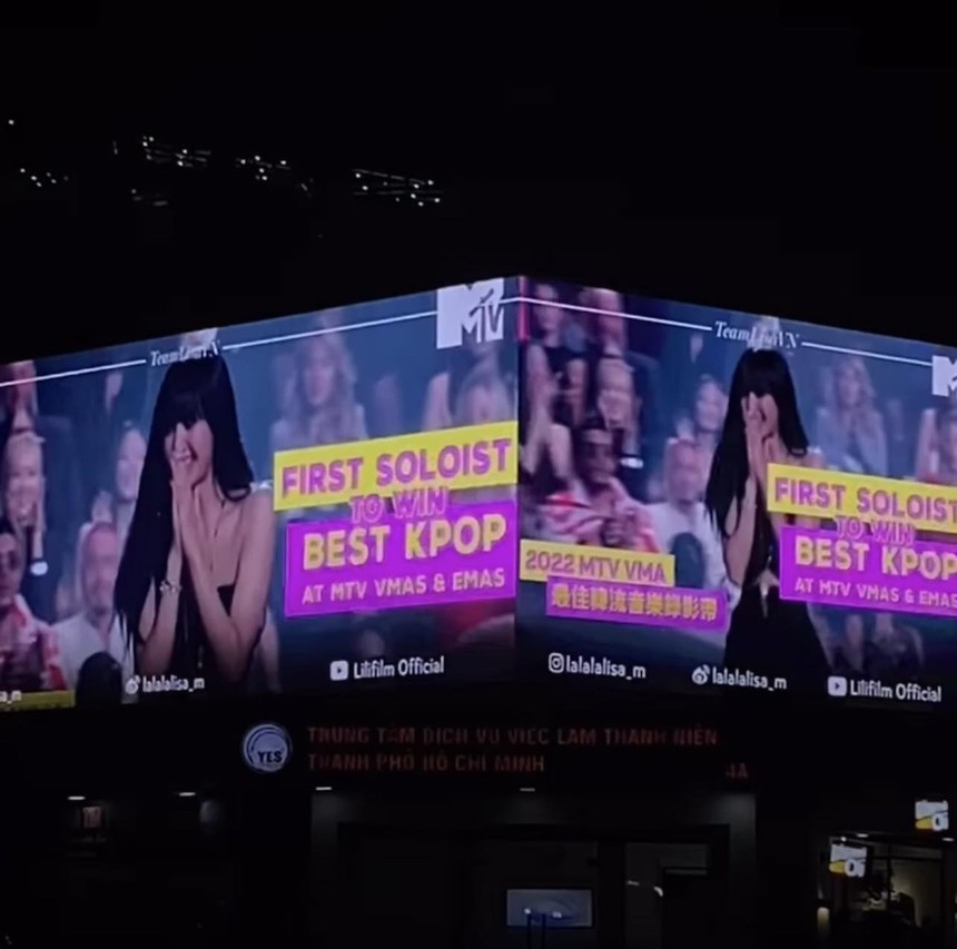 Fan Blackpink chi mạnh tay chào đón nhóm tới Việt Nam biểu diễn - Ảnh 4.