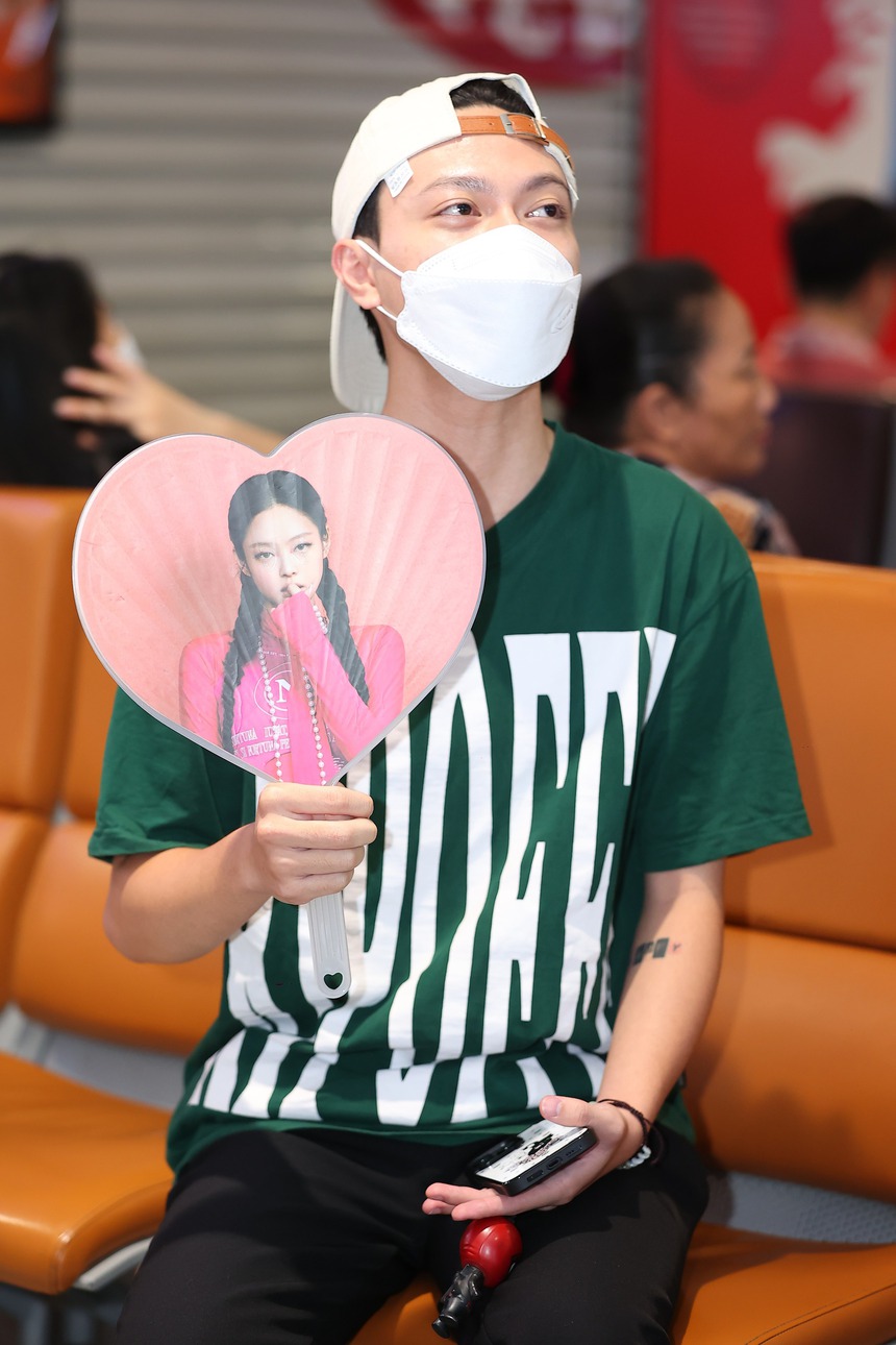 Người hâm mộ xếp hàng dài ở Sân bay Nội Bài chờ đón ban nhạc Blackpink - Ảnh 9. Người hâm mộ xếp hàng dài ở Sân bay Nội Bài chờ đón ban nhạc Blackpink - Ảnh 9.