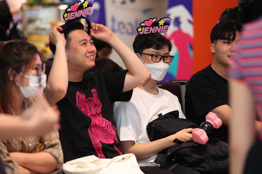 Người hâm mộ xếp hàng dài ở Sân bay Nội Bài chờ đón ban nhạc Blackpink - Ảnh 8. Người hâm mộ xếp hàng dài ở Sân bay Nội Bài chờ đón ban nhạc Blackpink - Ảnh 8.